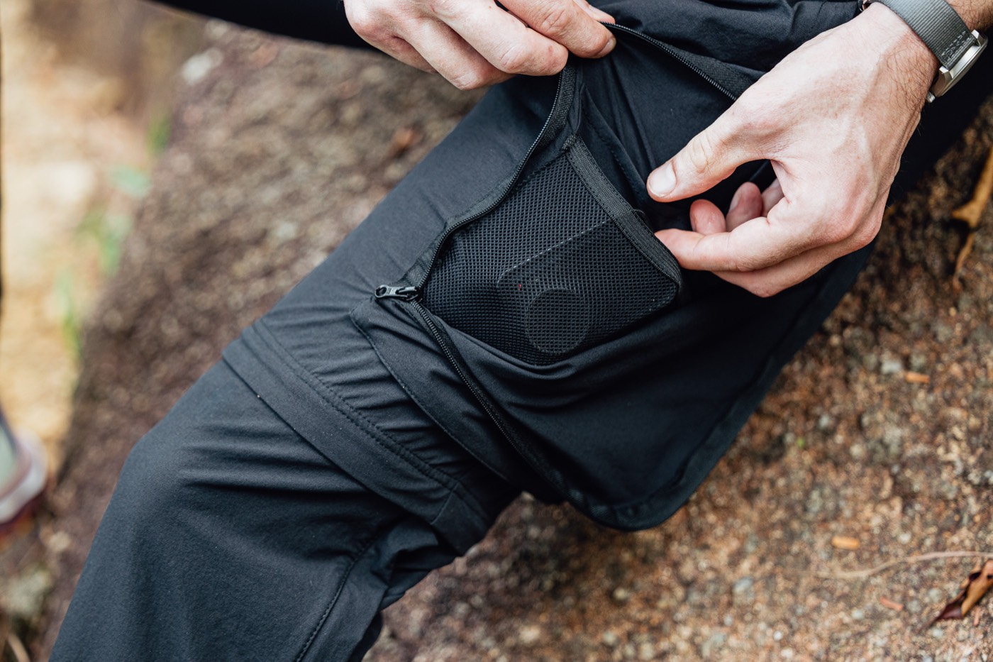 Opening the zippered cargo pocket and its internal mesh on All Rounder Adventure.